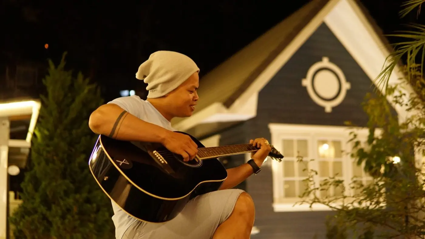 Leo Trinh playing guitar